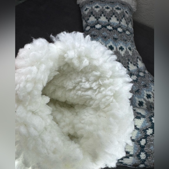 Muk Luks Slip On Cozy Gray and White Knit Slipper Socks - Picture 3 of 5